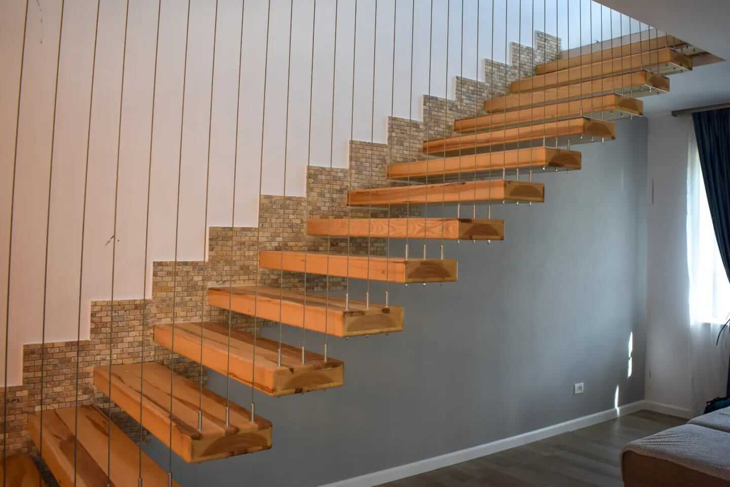 Scari din lemn masiv intr-un living open space