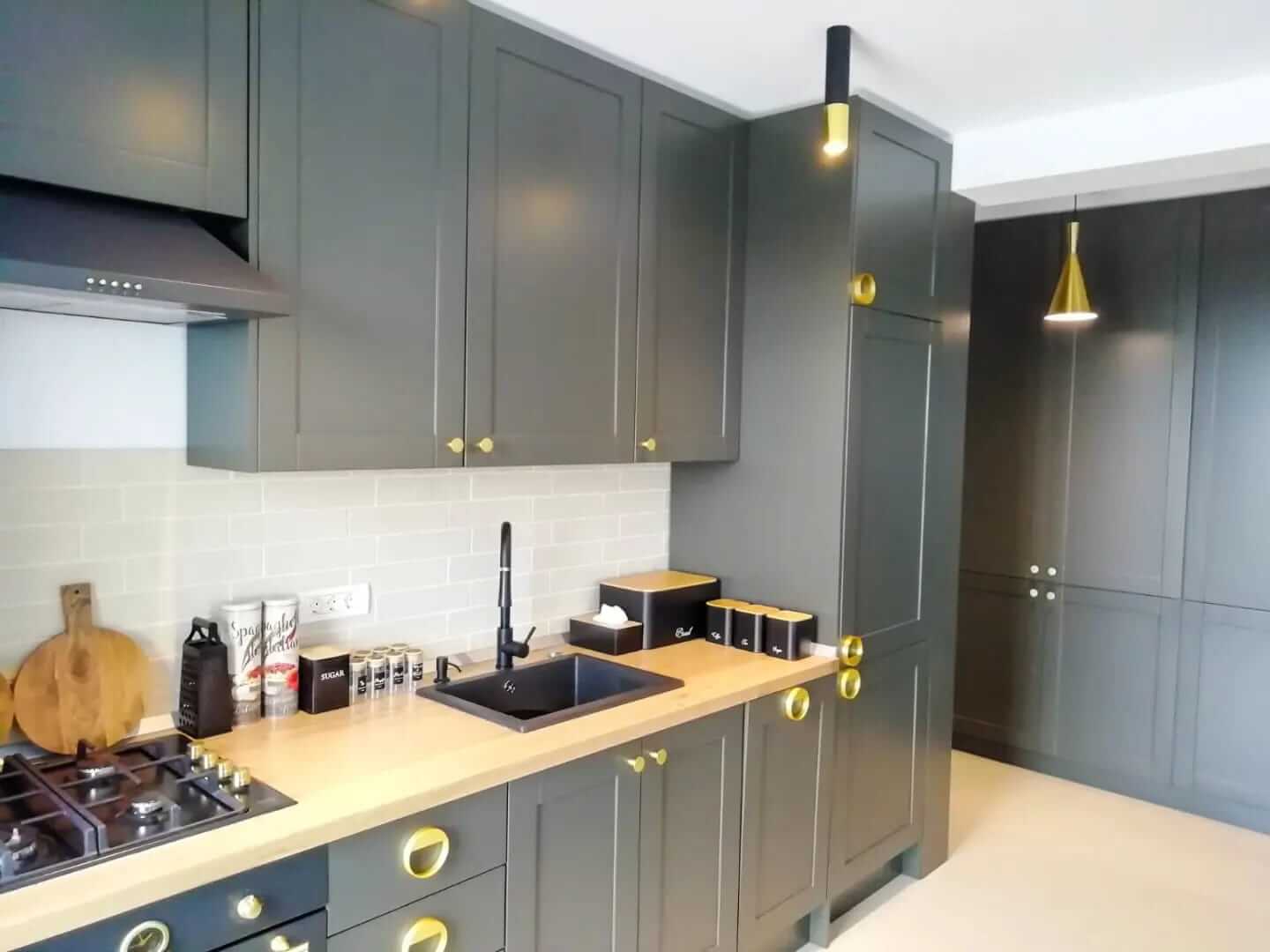 Bucatarie la comanda openspace, gri, cu manere aurii